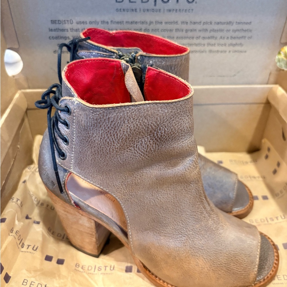 BED|STU Women's Distressed Gray and Red Heeled Boots